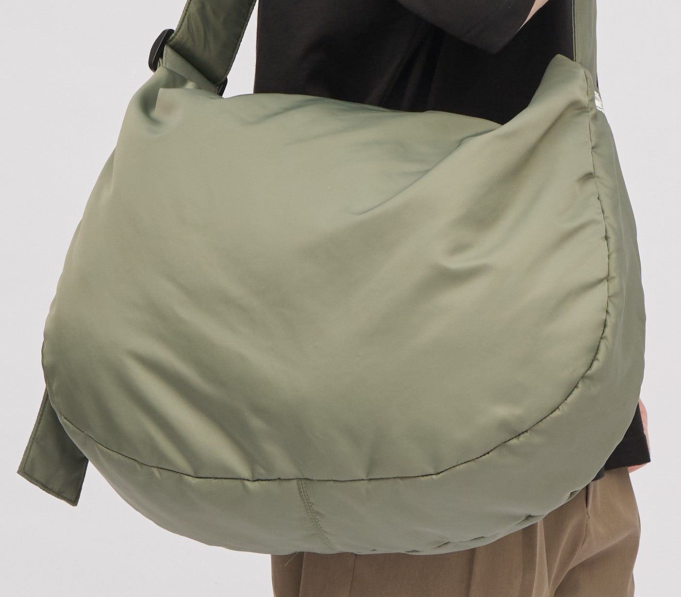 Broad Band Cloud Half Moon Bag (Large)