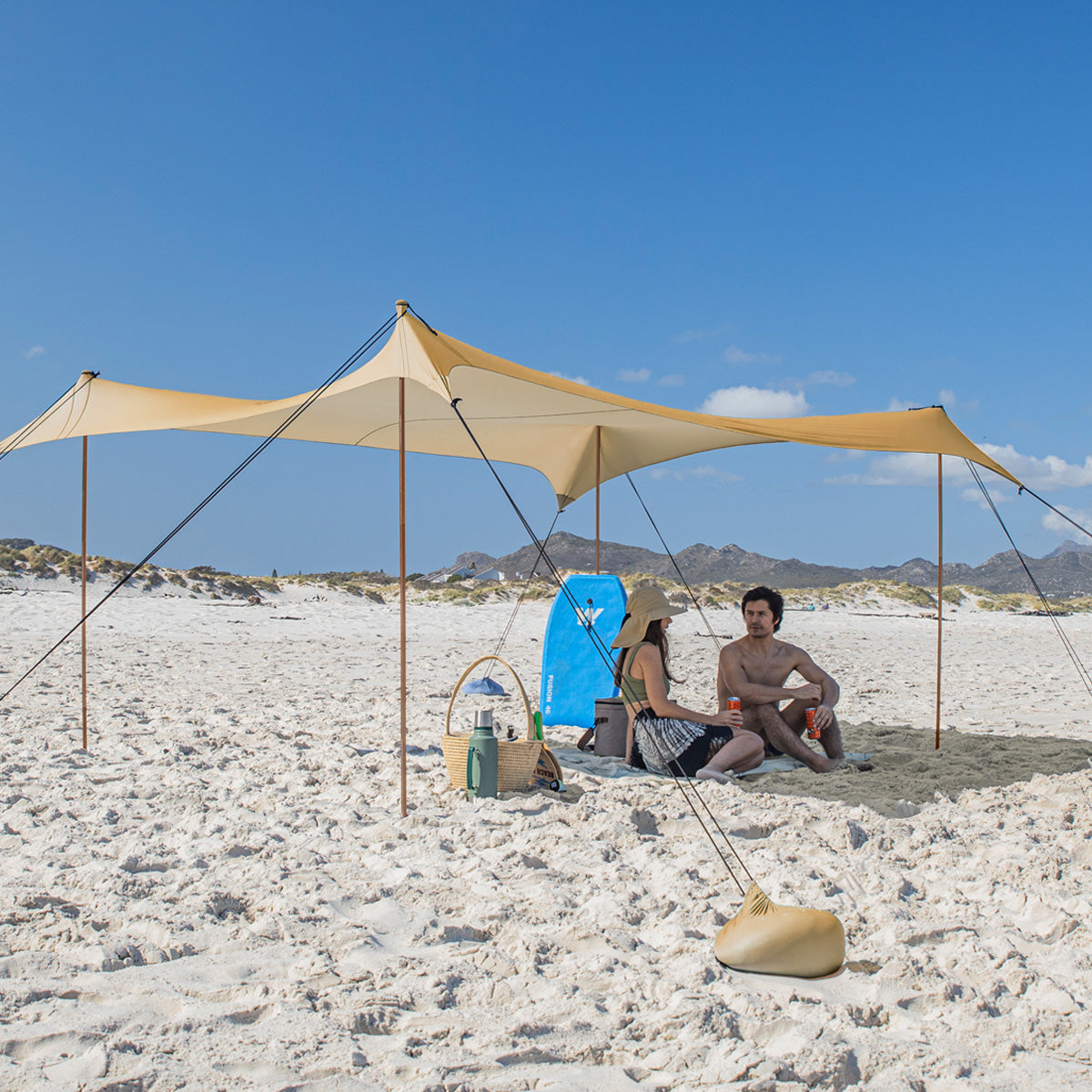 Anti-UV beach canopy (with poles and sandbags)
