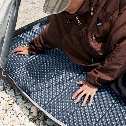 Single foldable camping mattress